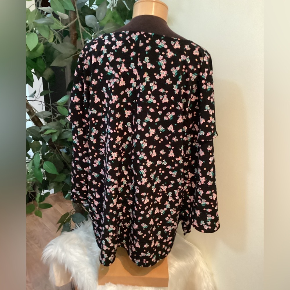Lane Bryant V neck floral layered bell sleeve blouse Woman’s 18/20 - Picture 4 of 12